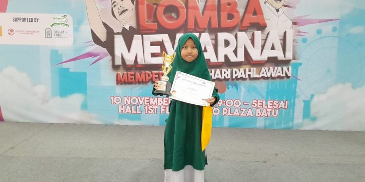 Asna Safina Fanshuri keluar sebagai Juara 1 dalam ajang Lomba Mewarnai Memperingati Hari Pahlawan yang diselenggarakan Tugu Media Group bersama Lippo Plaza Batu. /Foto: Tugumalang.id/Bagus Rachmad Saputra.