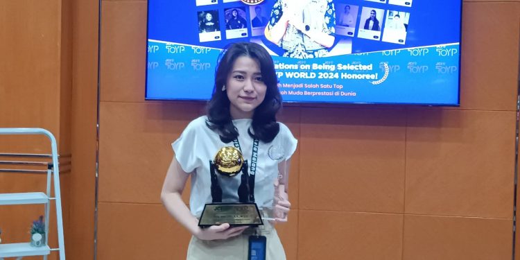 Rektor muda dari Institut Teknologi dan Bisnis ASIA Malang, Risa Santoso B.A., M.Ed. yang dinobatkan sebagai TOYP of the World 2024 (M Sholeh)
