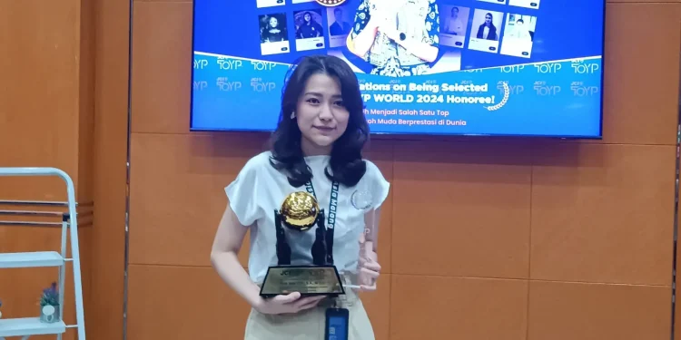 Rektor muda dari Institut Teknologi dan Bisnis ASIA Malang, Risa Santoso B.A., M.Ed. yang dinobatkan sebagai TOYP of the World 2024 (M Sholeh)