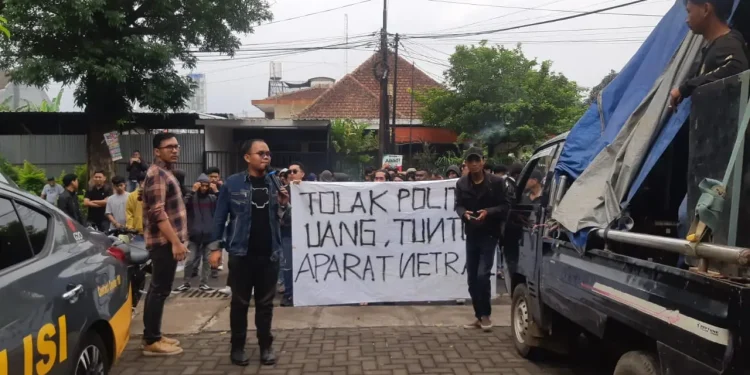Aksi demo di KPU dan Bawaslu Kota Malang