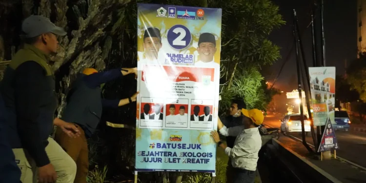 KPU Kota Batu copoti alat peraga kampanye