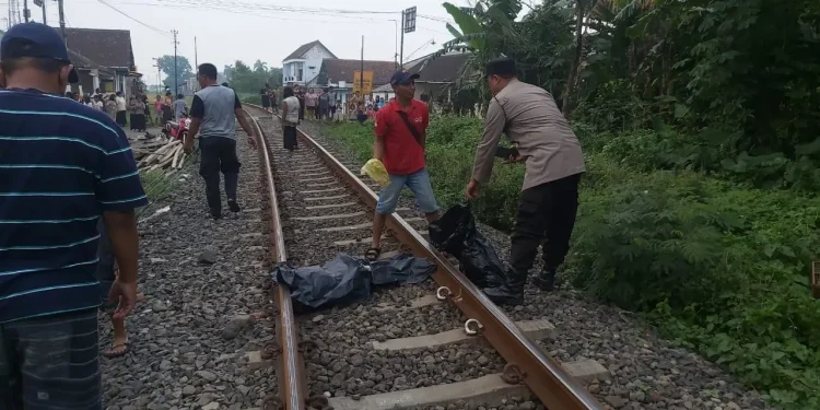 Tertabrak Kereta api