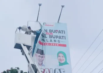 banner kampanye diturunkan.