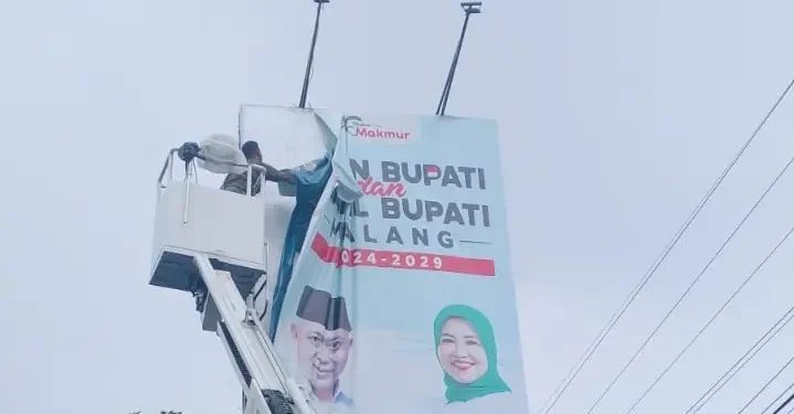 banner kampanye diturunkan.