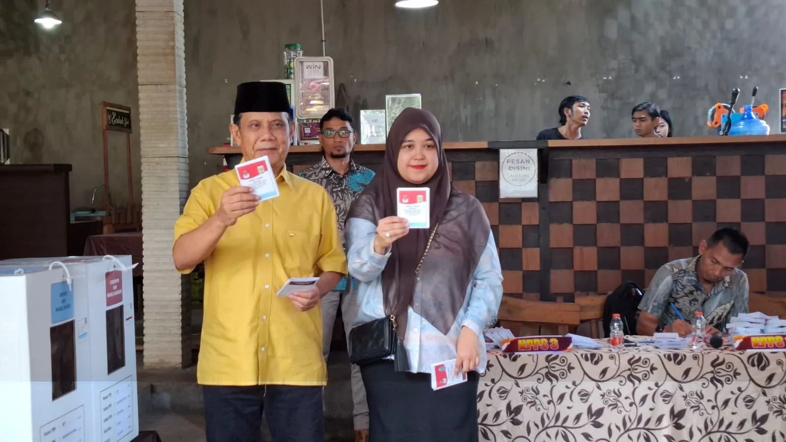 Abah Gunawan beserta istri.