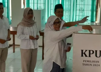 Dimyati Ayatulloh bersama istri