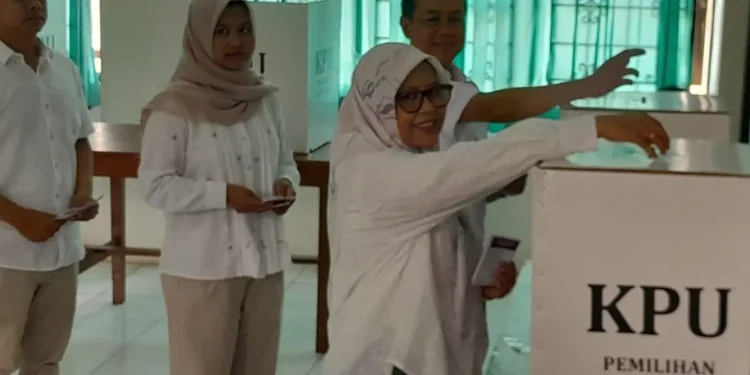 Dimyati Ayatulloh bersama istri