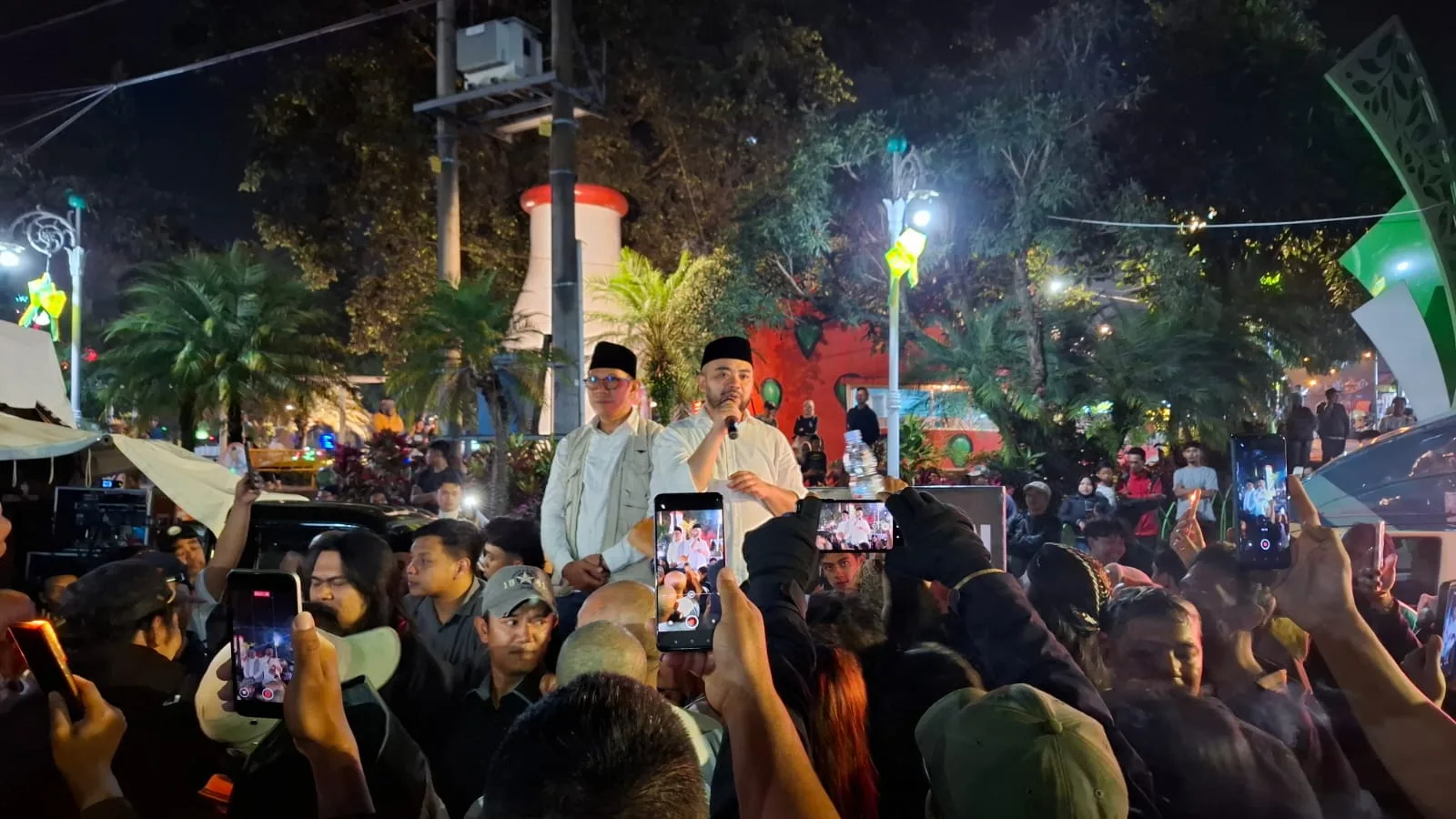 Menyapa pendukung