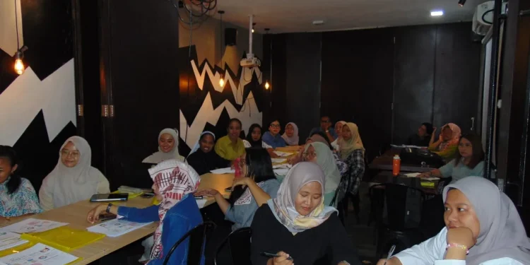 Para peserta Autism Management and Train The Trainer Course menyimak dengan seksama materi yang disampaikan mentor. /Foto: Tugumalang.id/Bagus Rachmad Saputra.