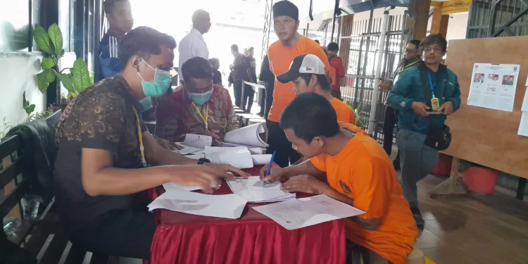 Tiga narapidana kasus terorisme salurkan hak pilihnya di Lapas Lowokwaru Malang. /Foto: Tugumalang.id/Bagus Rachmad Saputra.