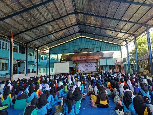 Tim pengabdian kepada masyarakat ITN Malang menggaungkan peduli sampah di lingkungan sekolah. (Foto/dok. ITN Malang)