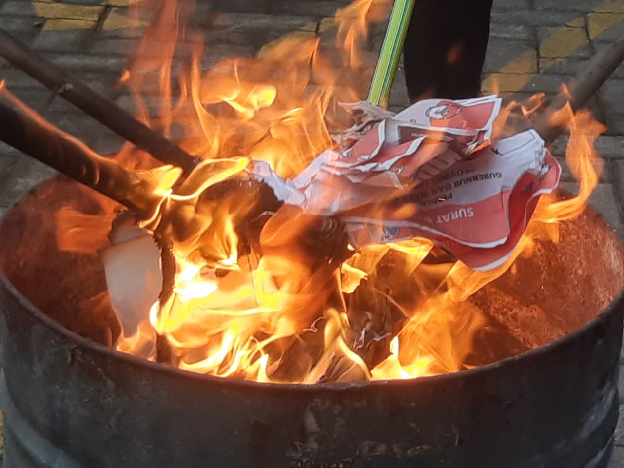 Pemusnahan surat suara rusak dan sisa di gudang KPU Kota Malang. (Foto/M Sholeh)