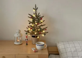 Dekorasi natal minimalis di kamar kos untuk memeriahkan suasana natal di perantauan. Foto/Pinterest