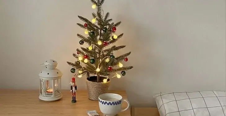 Dekorasi natal minimalis di kamar kos untuk memeriahkan suasana natal di perantauan. Foto/Pinterest