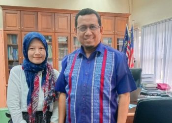 Dosen Departemen Psikologi UM, Dr. Ninik Setiyowati, S.Psi, M.Psi, Ph.D berpose bersama akademisi University Malaya, Prof. Dr. Ahmad Zabidi bin Abdul Razak dimana keduanya melaksanakan kolaborasi riset internasional. /Foto: Dok. Fakultas Psikologi UM.