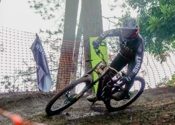 Andy Prayoga saat melintasi trek Bukit Klemuk di 76 Indonesian Downhill 2024. (Foto/M Sholeh)