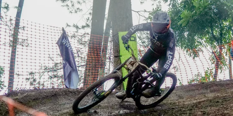 Andy Prayoga saat melintasi trek Bukit Klemuk di 76 Indonesian Downhill 2024. (Foto/M Sholeh)