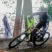 Andy Prayoga saat melintasi trek Bukit Klemuk di 76 Indonesian Downhill 2024. (Foto/M Sholeh)