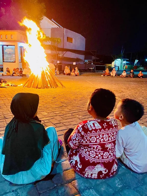 Para siswa-siswi PAUD IT Insan Permata Malang mengikuti shalat berjamaah di halaman sekolah (Foto: Dok.)