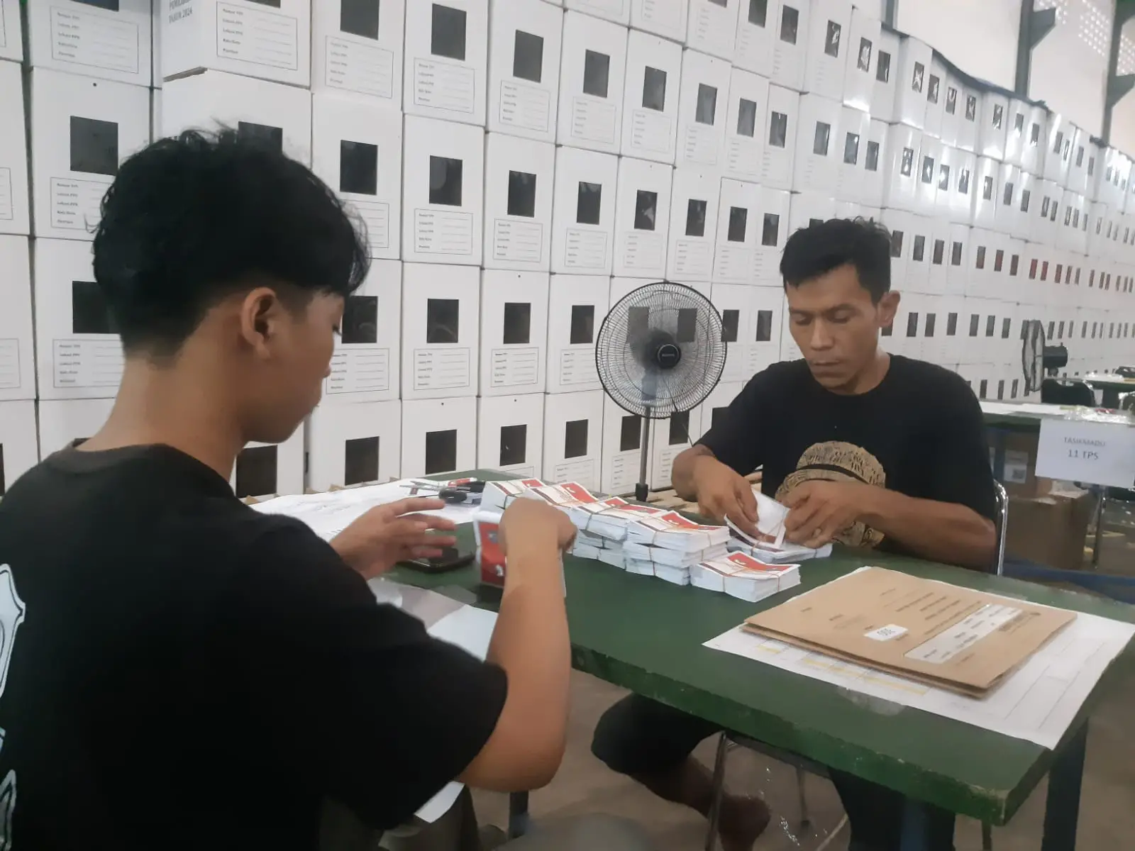 Petugas melakukan sortir surat suara di gudang logistik KPU Kota Malang. (Foto/M Sholeh)