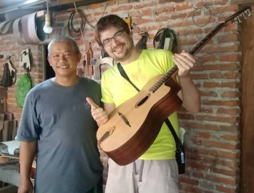 Bapak Fauzi (kiri) bersama pelanggan dari luar negeri