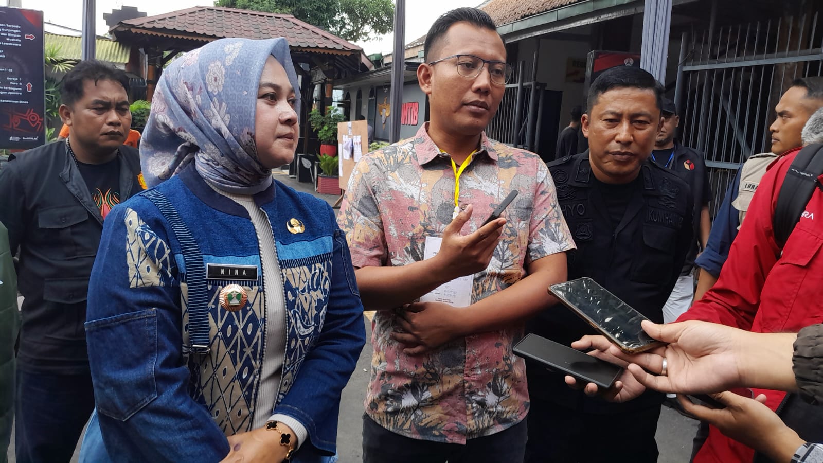  Kasi Bimpas Lapas Lowokwaru Malang, Muhammad Faishol Nur (tengah) didampingi Camat Blimbing, Nina Sudiarty, S.STP, M.Si (kiri) memberi keterangan kepada awak media terkait proses pemungutan suara di Pilkada 2024./Foto: Tugumalang.id/Bagus Rachmad Saputra.