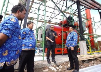 Peninjauan pemasangan mesin insinerator di 2 TPS 3R desa di Kota Batu. Foto: Prokopim KWB