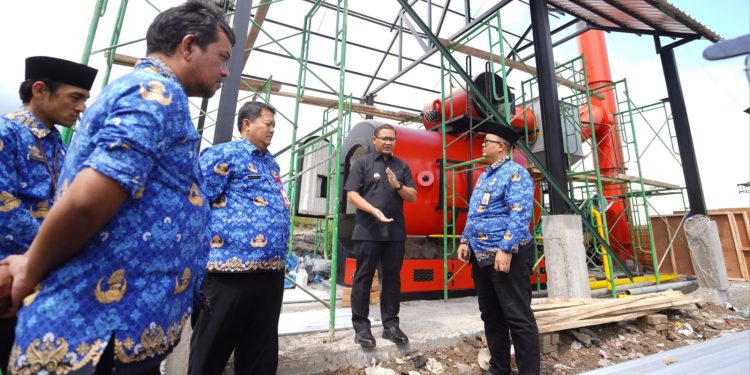 Peninjauan pemasangan mesin insinerator di 2 TPS 3R desa di Kota Batu. Foto: Prokopim KWB