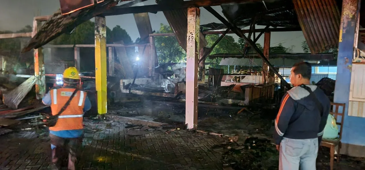 Kondisi pujasera Karangploso usai api berhasil dipadamkan. Foto: Polsek Karangploso