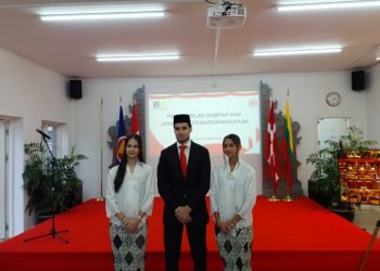 Kevin Diks resmi menjadi WNI setelah menjalani sumpah dan janji setia di Kedutaan Besar Indonesia di Kopenhagen, Denmark, Jumat (8/11/2024) kemarin. /Foto: Dok.PSSI
