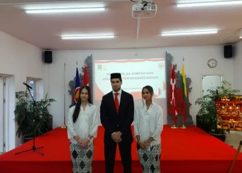 Kevin Diks resmi menjadi WNI setelah menjalani sumpah dan janji setia di Kedutaan Besar Indonesia di Kopenhagen, Denmark, Jumat (8/11/2024) kemarin. /Foto: Dok.PSSI
