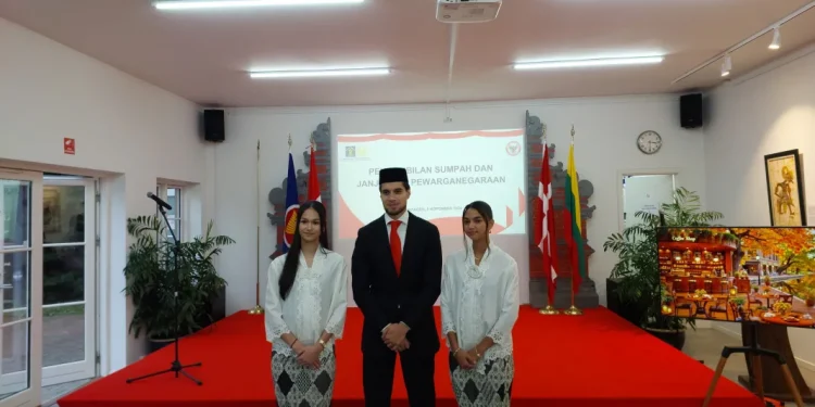 Kevin Diks resmi menjadi WNI setelah menjalani sumpah dan janji setia di Kedutaan Besar Indonesia di Kopenhagen, Denmark, Jumat (8/11/2024) kemarin. /Foto: Dok.PSSI