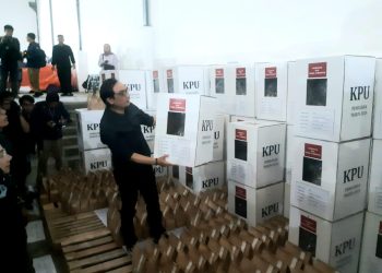 Anggota KPU RI, Yulianto Sudrajat mengecek kotak suara di gudang logistik KPU Kota Malang. (Foto/M Sholeh)