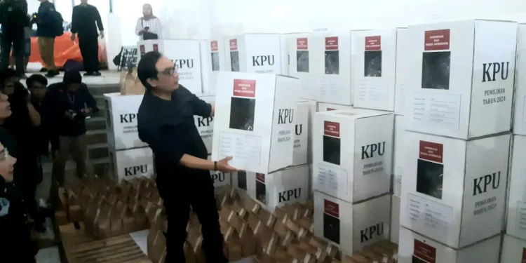 Anggota KPU RI, Yulianto Sudrajat mengecek kotak suara di gudang logistik KPU Kota Malang. (Foto/M Sholeh)