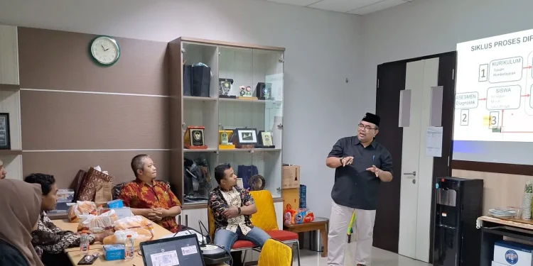 Sekretaris LPPM UM, Dr Hary Suswanto bersama praktisi lembaga pendidikan kejuruan di Kota Malang melakukan FGD. (Foto/M Sholeh)