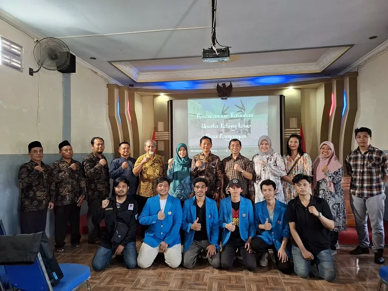 Mahasiswa ITN Malang mamaparkan site plan wisata desa Tebing Lowo di FGD. (Foto/Dok. ITN Malang)