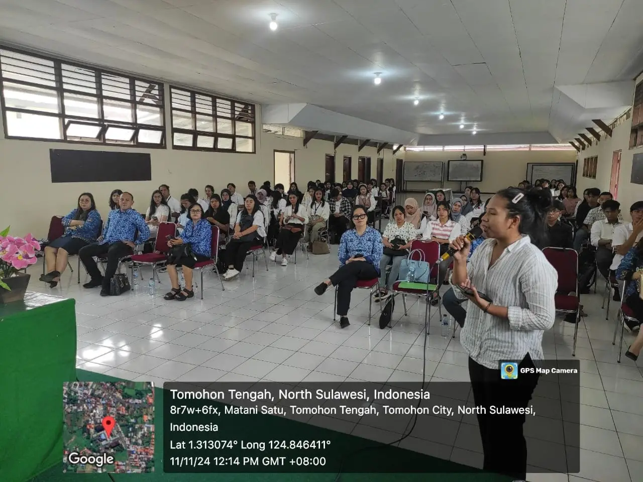 Salah satu peserta kegiatan promosi program studi S2 dan S3 Psikologi Pascasarjana UM menyampaikan pertanyaan kepada narasumber. /Foto: Dok. Fakultas Psikologi UM.