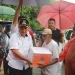 Bupati Malang menyerahkan bantuan pada warga yang terdampak banjir di Malang Selatan. Foto: Pemkab Malang