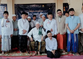 Gus Tantowi (jas coklat) memberi dukungan kepada paslon Abah Gunawan dan Dokter Umar. Foto: dok.