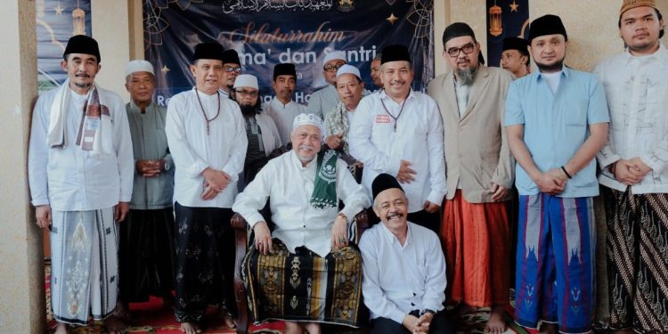 Gus Tantowi (jas coklat) memberi dukungan kepada paslon Abah Gunawan dan Dokter Umar. Foto: dok.