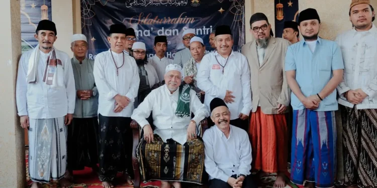 Gus Tantowi (jas coklat) memberi dukungan kepada paslon Abah Gunawan dan Dokter Umar. Foto: dok.