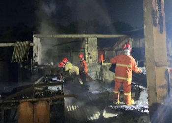 Petugas melakukan penanggulangan kebakaran di pujasera Karangploso. Foto: Damkar Kabupaten Malang
