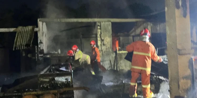 Petugas melakukan penanggulangan kebakaran di pujasera Karangploso. Foto: Damkar Kabupaten Malang