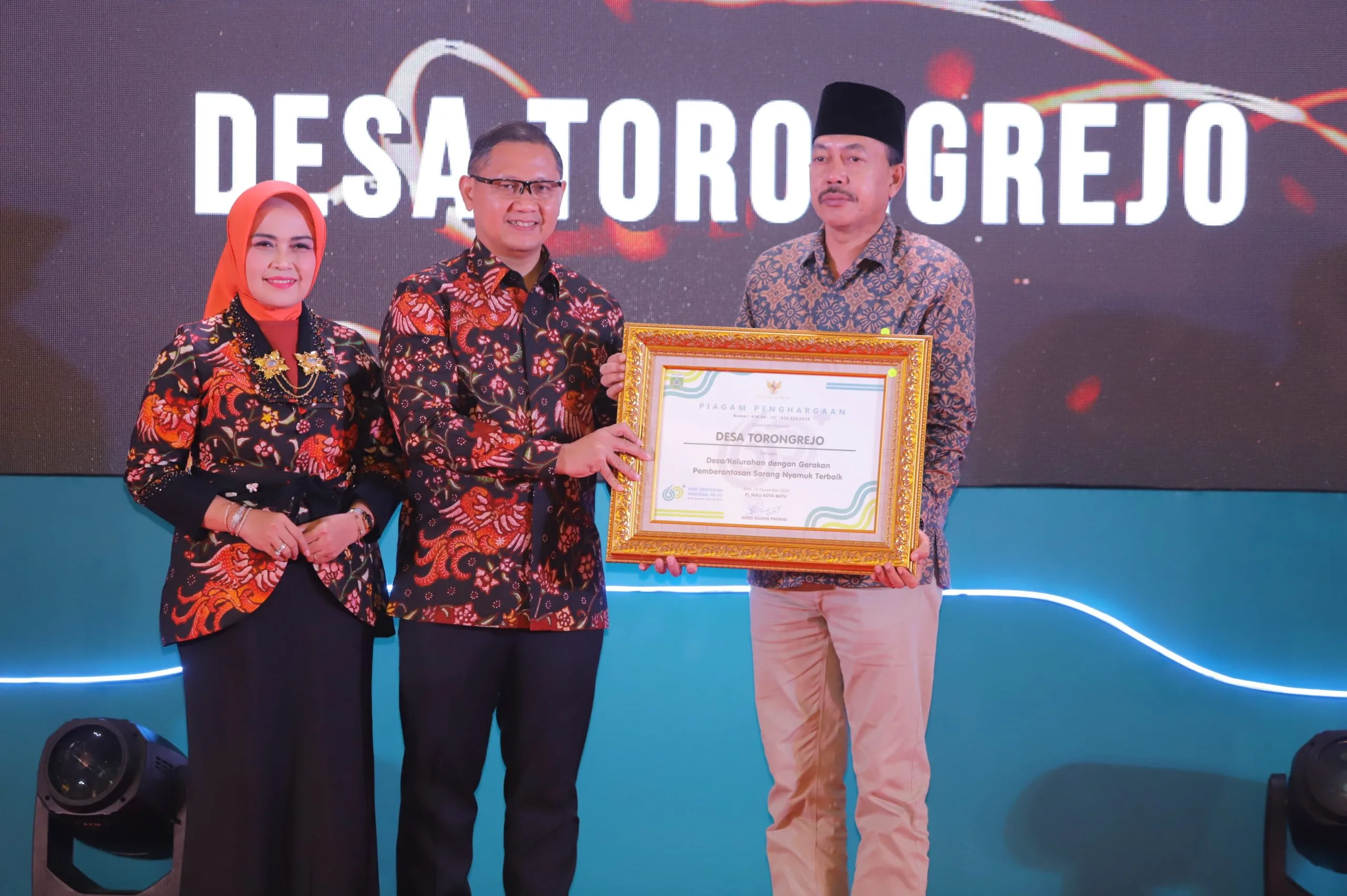 Pemberian penghargaan terhadap insan kesehatan yang berkomitmen penuh dalam peningkatan kualitas kesehatan masyarakat. Foto: Prokopim KWB