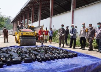 Pemusnahan barang bukti oleh Kejari Kota Batu. Foto: Azmy