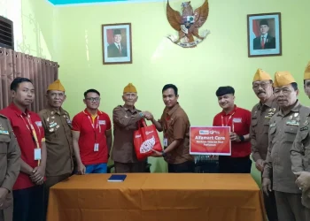 Peringati Hari Pahlawan, Alfamart bagikan paket sembako melalui Alfamart Care sebagai tali asih mengenang jasa pejuang LVRI Kota Malang. /Foto: Tugumalang.id/ Bagus Rachmad Saputra.