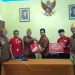 Peringati Hari Pahlawan, Alfamart bagikan paket sembako melalui Alfamart Care sebagai tali asih mengenang jasa pejuang LVRI Kota Malang. /Foto: Tugumalang.id/ Bagus Rachmad Saputra.