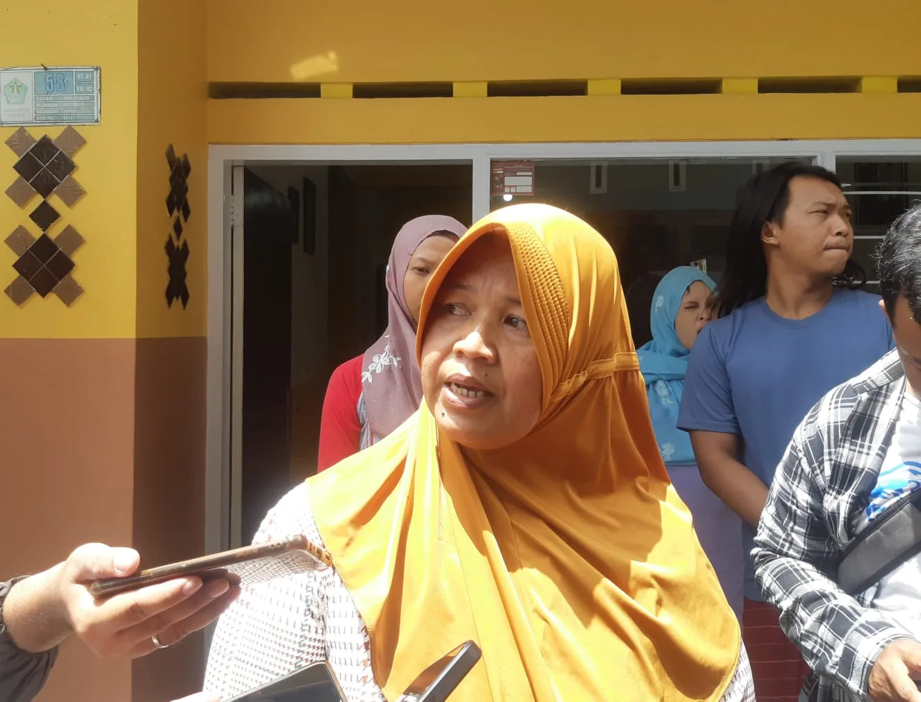 Istri Suyono, Dwi Andri Ningtyas mengungkap kepergian suaminya usai bertugas di TPS. (Foto/M Sholeh)