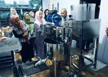 Tim Polinema hibahkan peralatan pasteurisasi PEF-Fermentasi untuk mendukung peningkatan kapasitas produksi keju mozzarella di Ngantang, Kabupaten Malang. /Foto: Dok. Polinema.