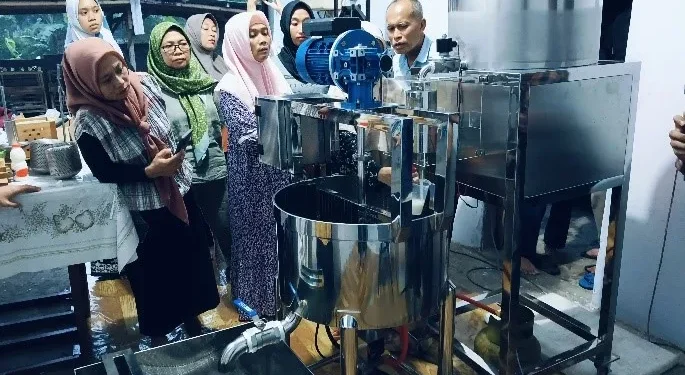 Tim Polinema hibahkan peralatan pasteurisasi PEF-Fermentasi untuk mendukung peningkatan kapasitas produksi keju mozzarella di Ngantang, Kabupaten Malang. /Foto: Dok. Polinema.
